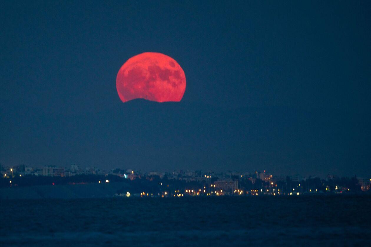 Υπερπανσέληνος Αυγούστου : Εντυπωσιακή η εικόνα από την Ακρόπολη