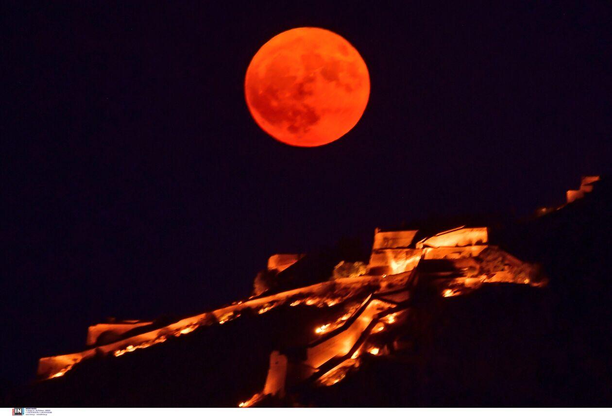 Υπερπανσέληνος Αυγούστου : Εντυπωσιακή η εικόνα από την Ακρόπολη