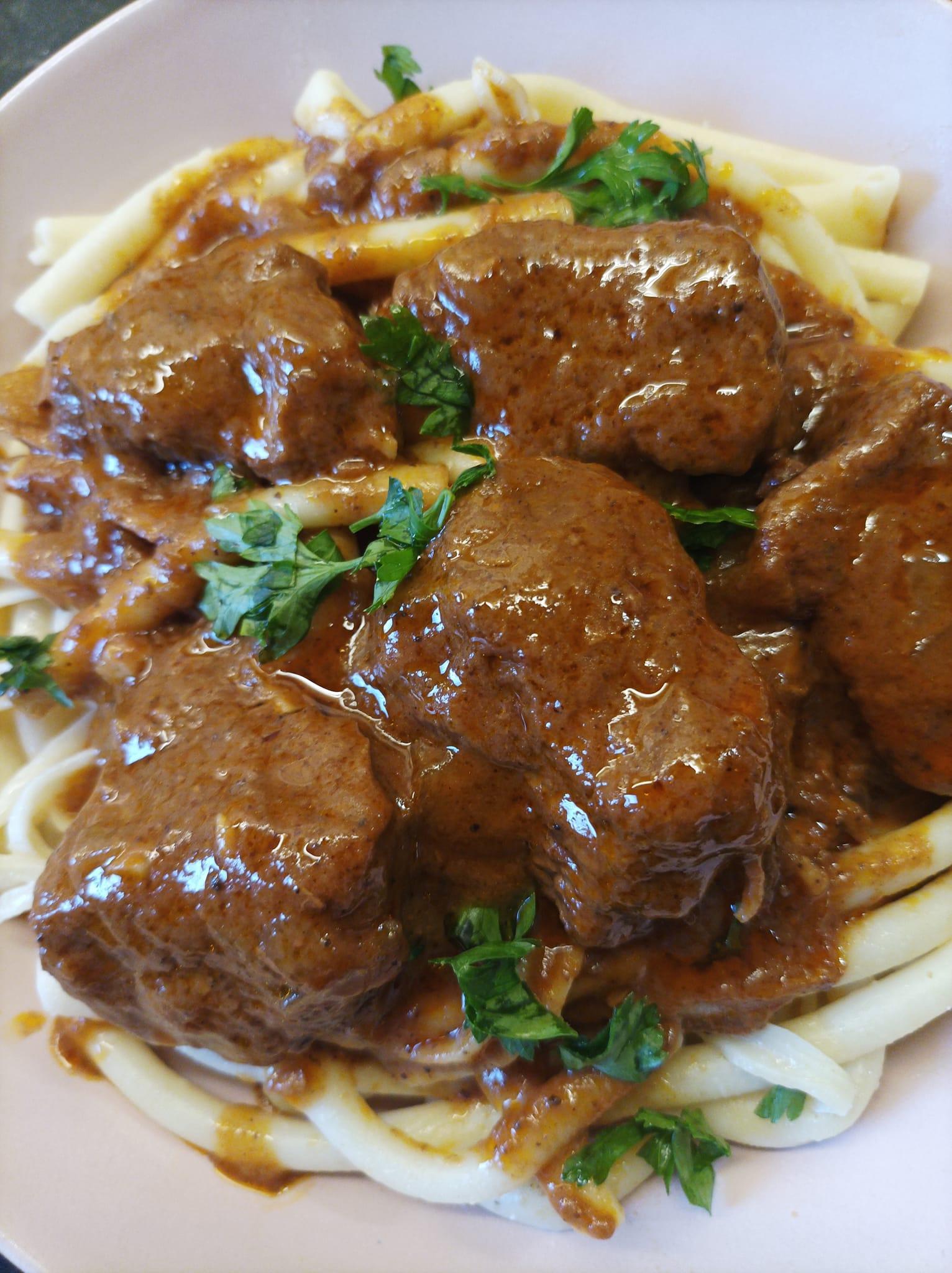 κοκκινιστό-μοσχαράκι-με-μακαρόνια-συνταγή-