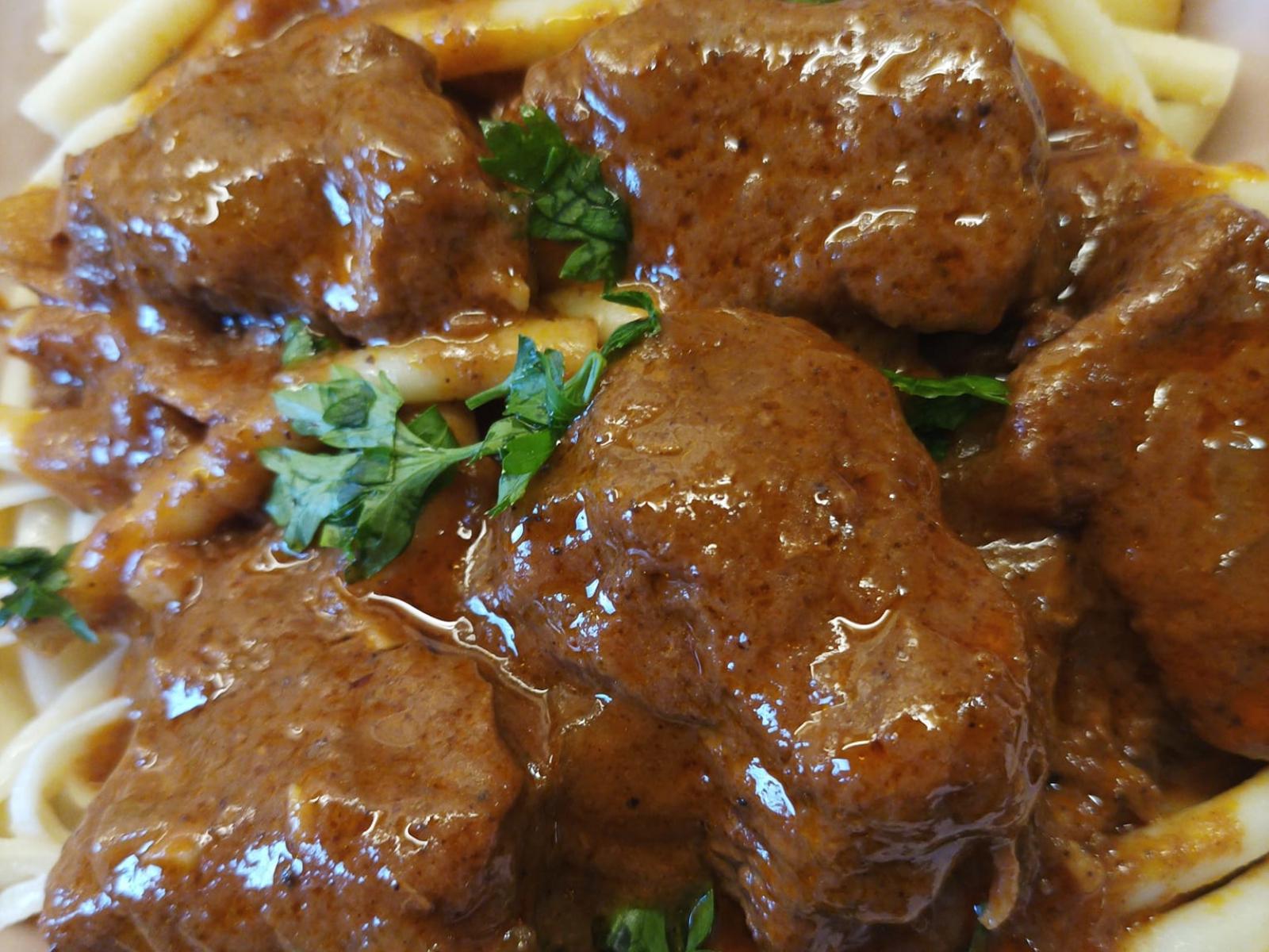 Μοσχαράκι κοκκινιστό με χοντρά μακαρόνια