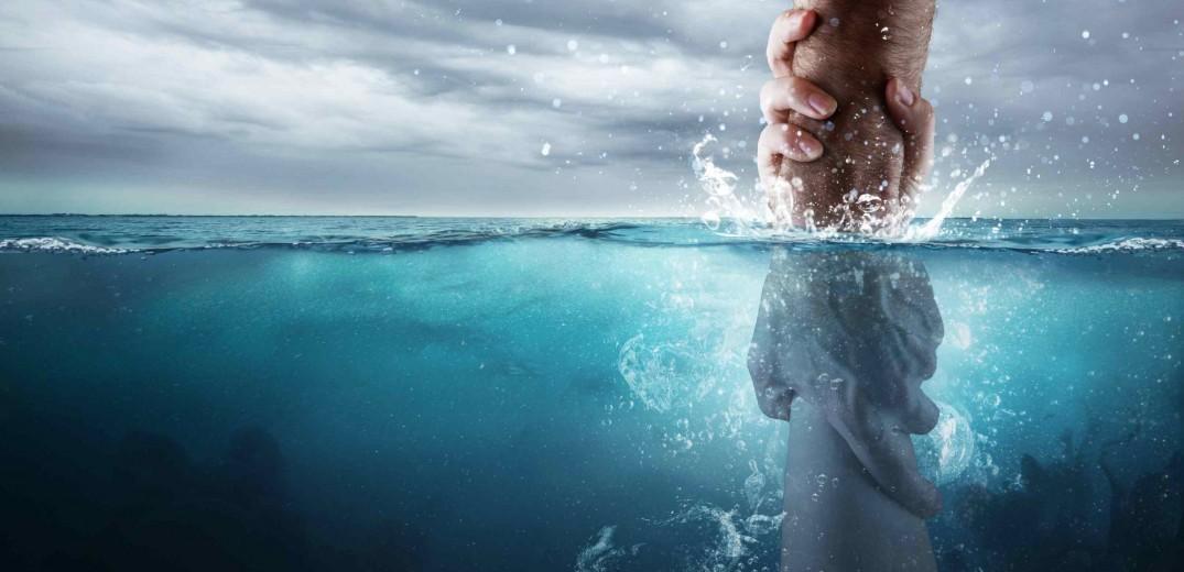 Τελικά κάνει να κολυμπάμε φαγωμένοι ή όχι; – Ναυαγοσώστης του Ερυθρού Σταυρού εξηγεί
