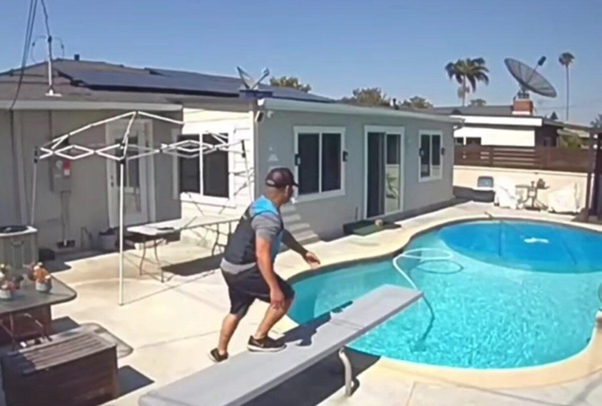 Απίστευτο: Ντελιβεράς πήγε να παραδώσει πακέτο και είπε να ρίξει και μία βουτιά στη πισίνα του πελάτη