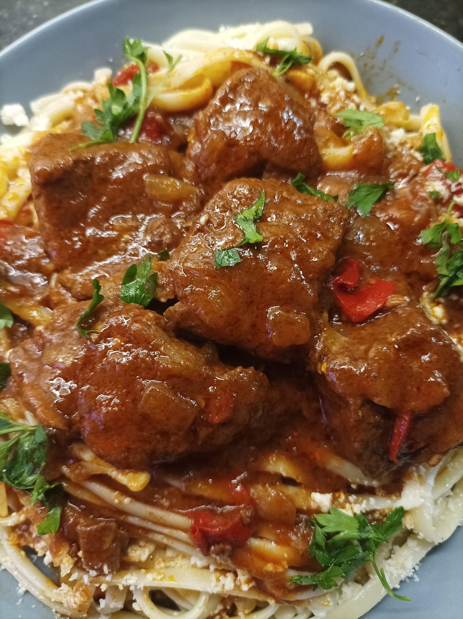 μοσχαράκι-κοκκινιστό-με-λιγκουίνι-συνταγή-