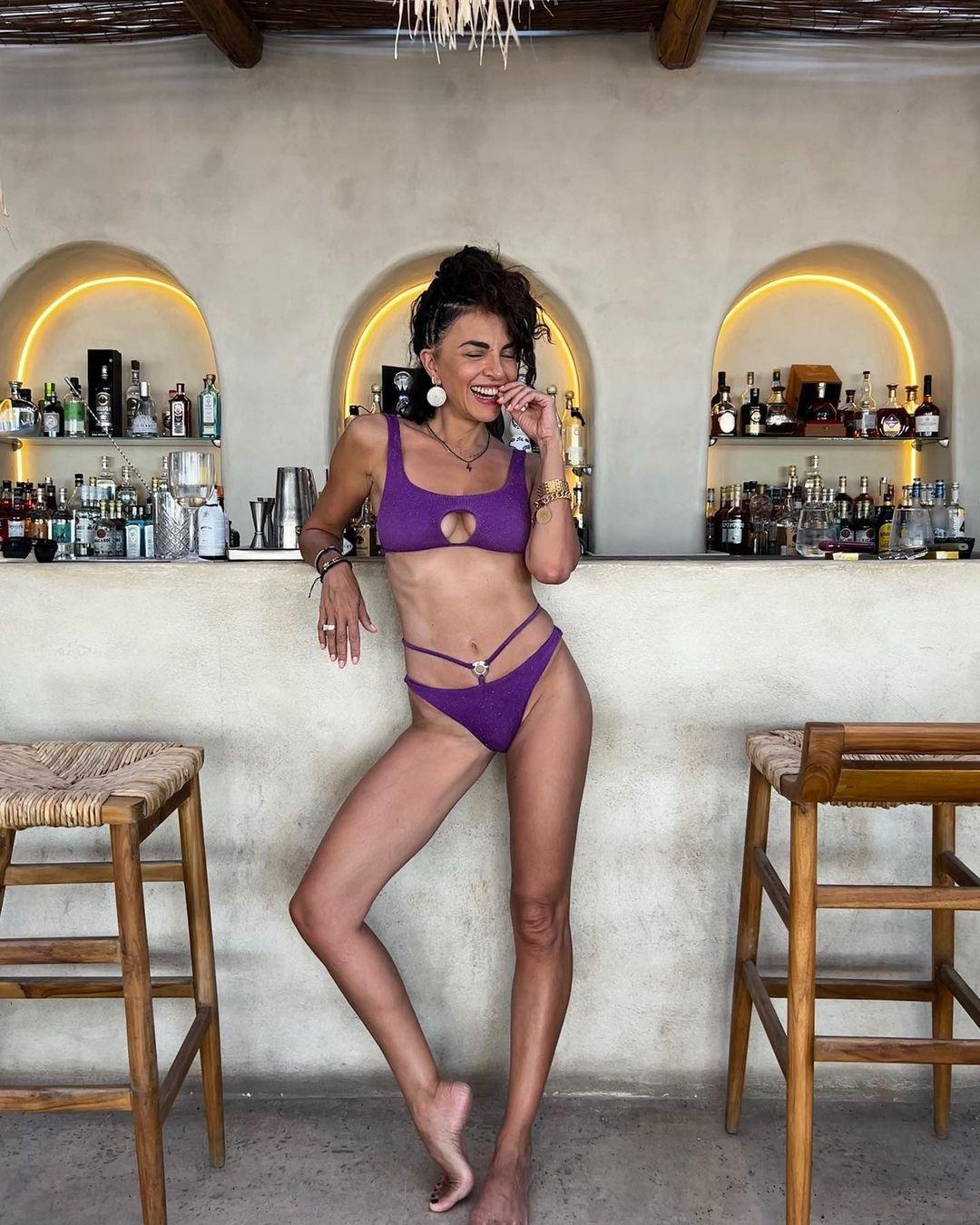 Μαρία Σολωμού: Η φωτογραφίες της με το μαγιό που ταρακούνησε όλη την Σαντορίνη