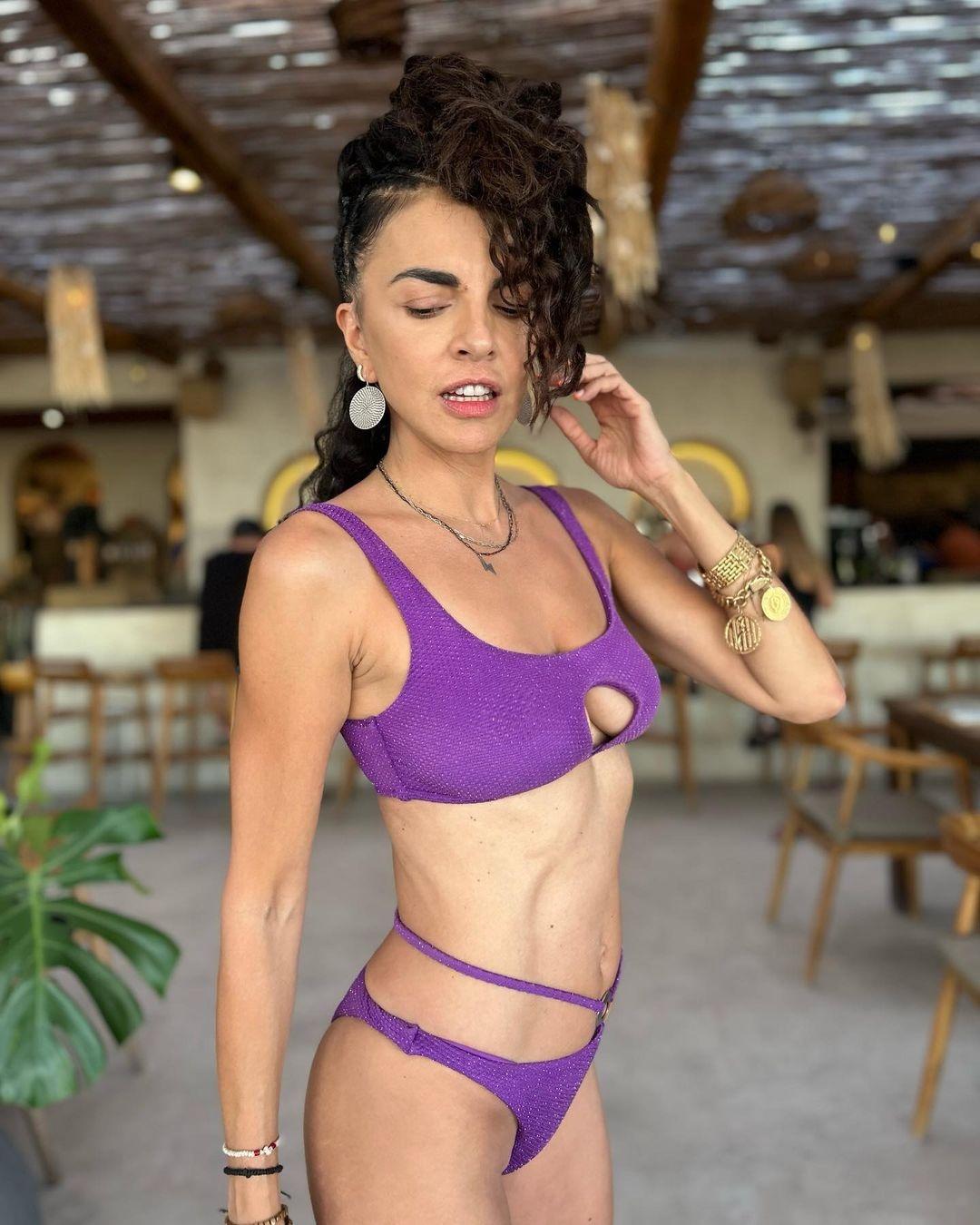 Μαρία Σολωμού: Η φωτογραφίες της με το μαγιό που ταρακούνησε όλη την Σαντορίνη