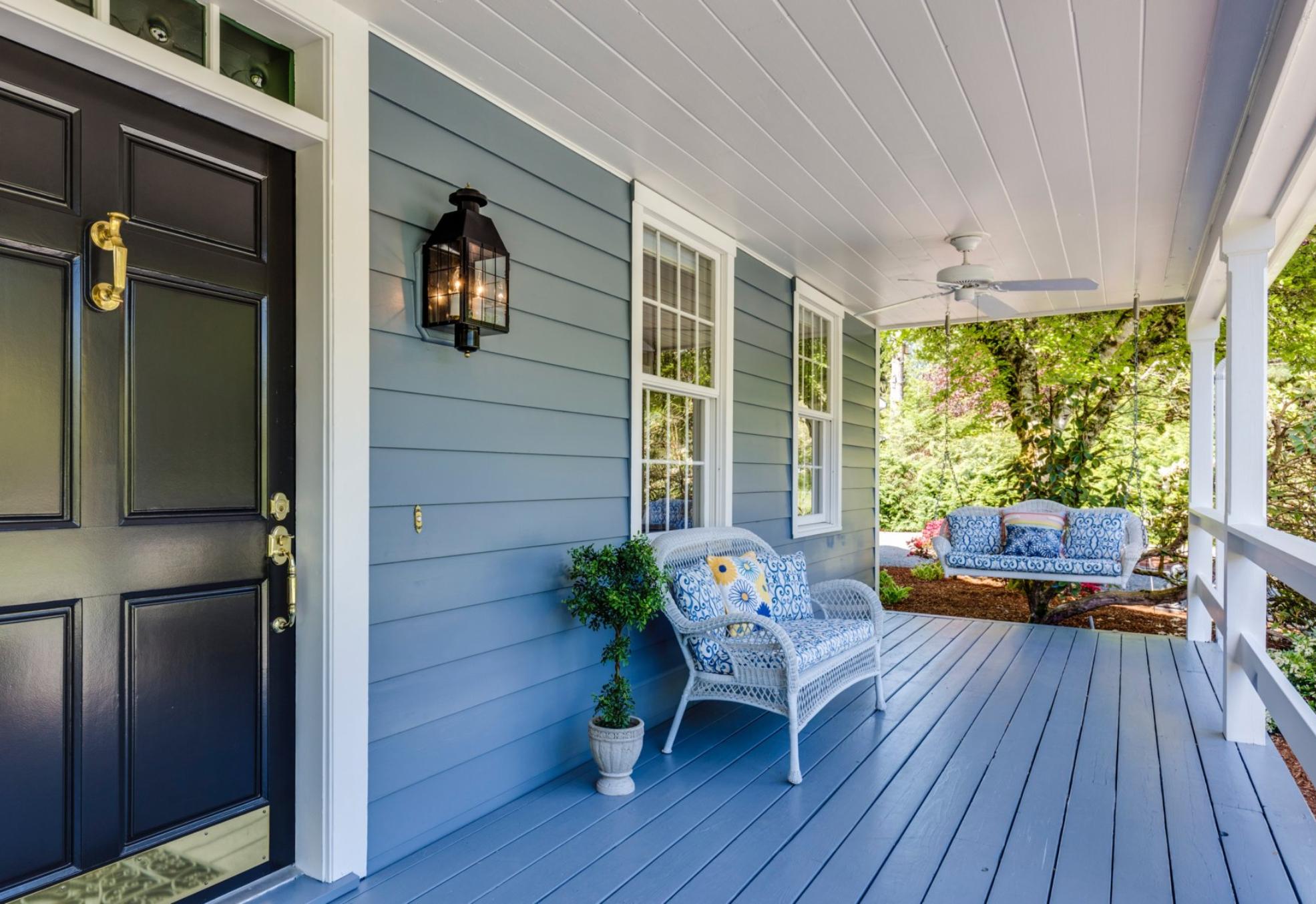 Σκόνη δαχτυλιές και μούχλα στους τοίχους της βεράντας: Το φυσικό καθαριστικό που θα τους κάνει να αστράφτουν