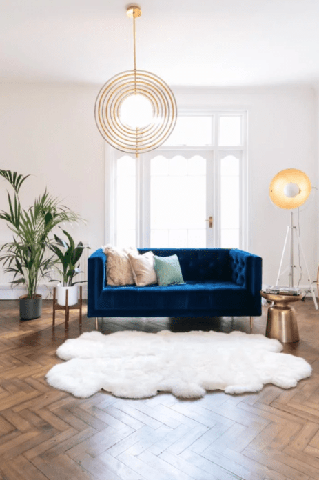 Γιώργος Μαζωνάκης: Ο καναπές στο σπίτι του είναι η cozy τάση διακόσμησης για τον Χειμώνα του 2023