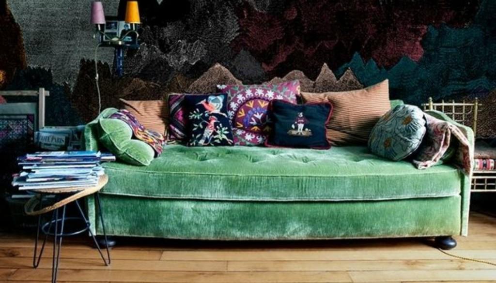 Γιώργος Μαζωνάκης: Ο καναπές στο σπίτι του είναι η cozy τάση διακόσμησης για τον Χειμώνα του 2023