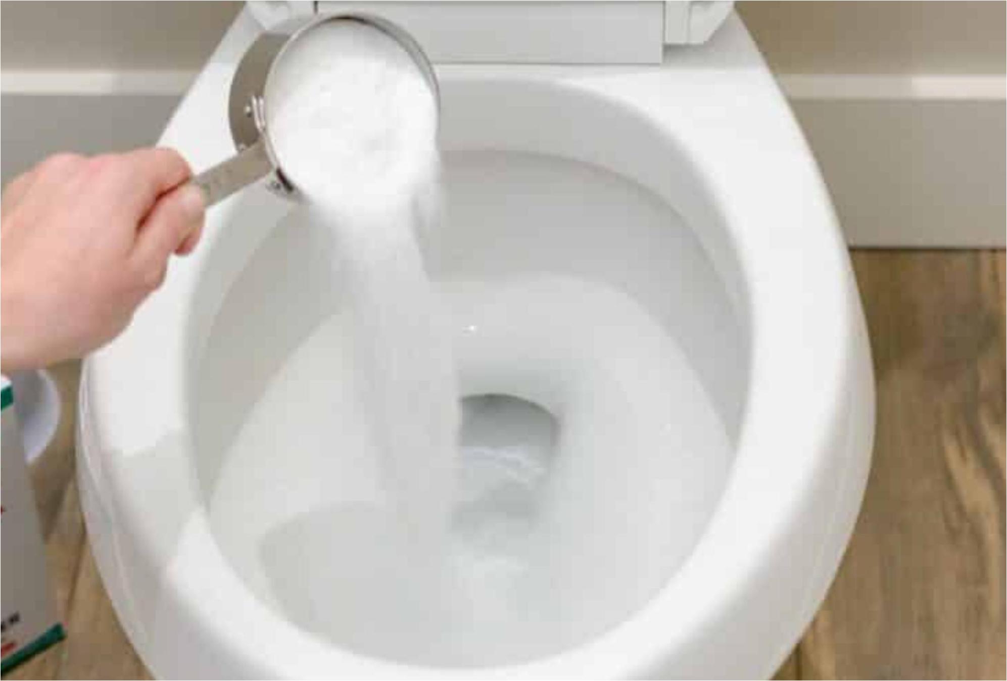 Πουρί και κιτρινίλα στην λεκάνη της τουαλέτας: