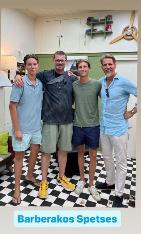 Παύλος: Σε κουρείο με τα παιδιά του στις Σπέτσες  – Φωτογραφία