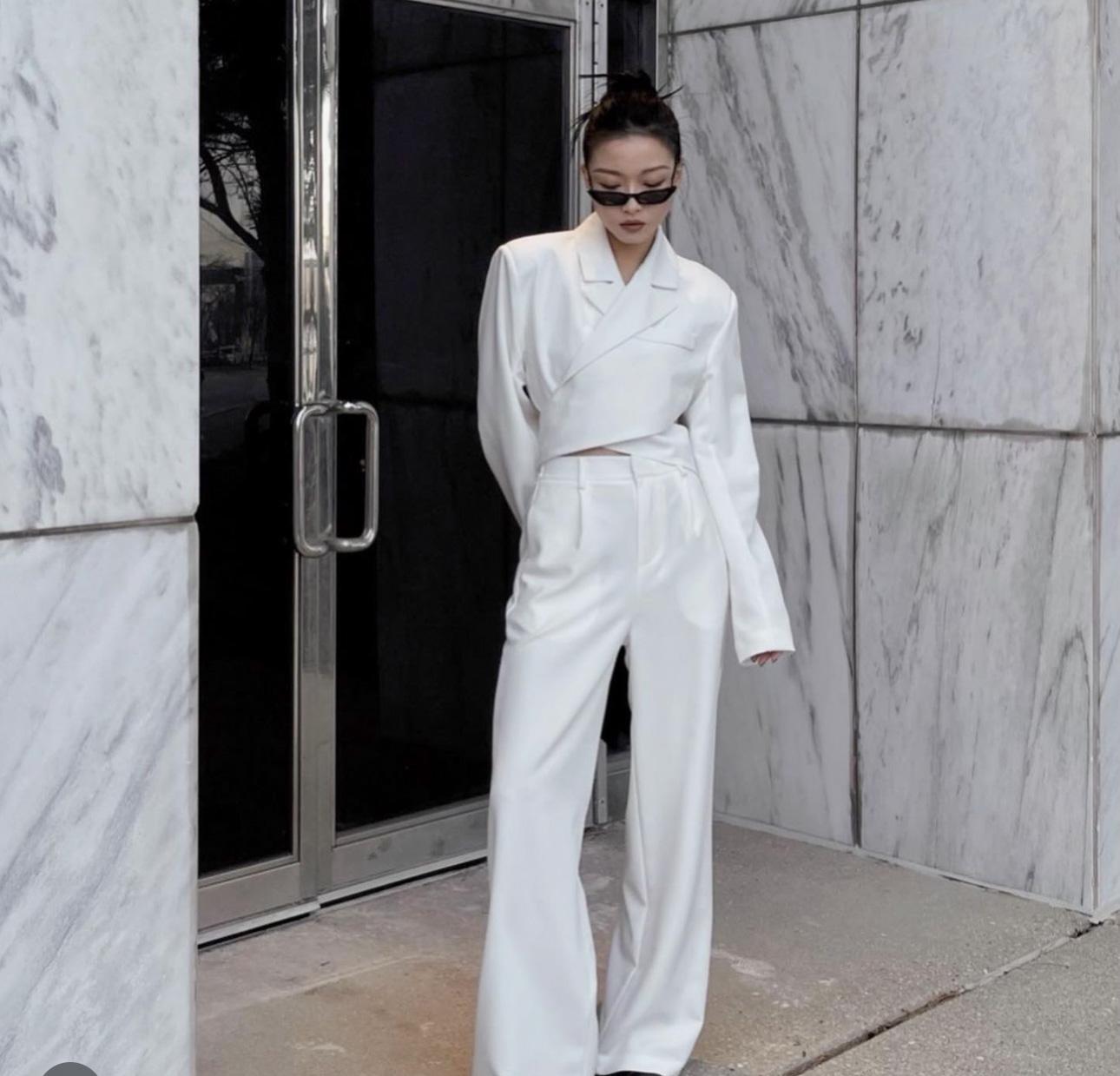 Θεοφανία Παπαθωμά : Η Πολυξένη από το Μαύρο Ρόδο επιλέγει Total white σύνολο – Το κουστούμι του καλοκαιριού