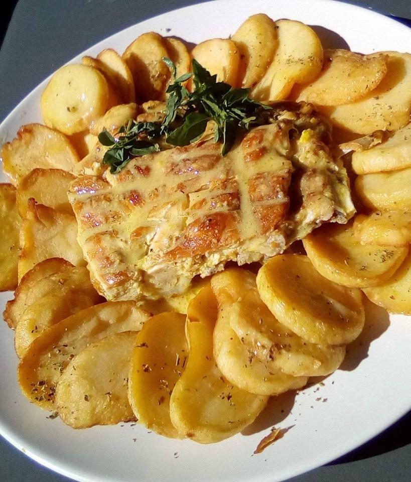 Κοτοπουλάκι-στην-σχάρα-με-σπέσιαλ-πατατούλες-και-γευστική-σως