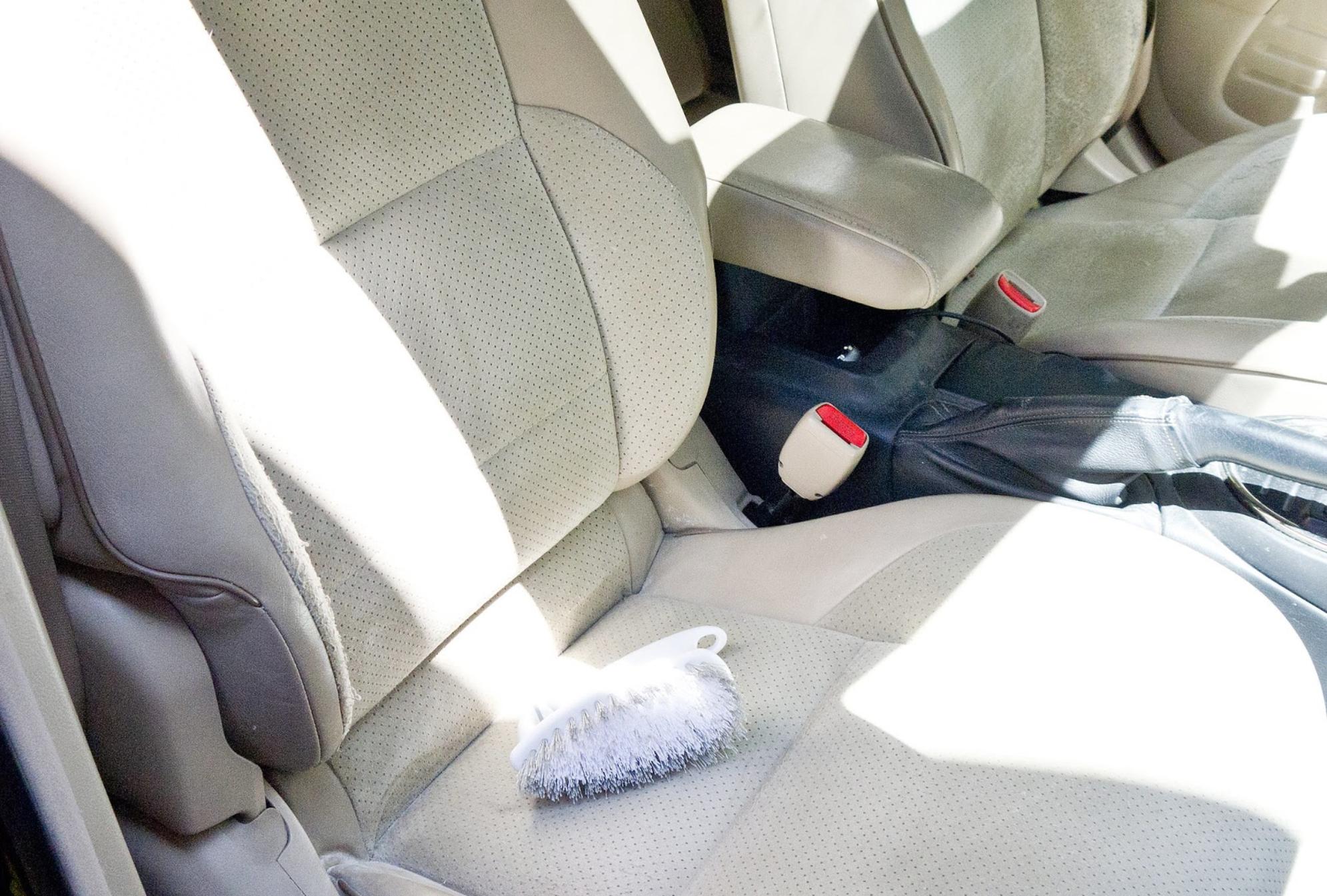 Καφές λάσπη και υπολείμματα φαγητού στα καθίσματα του αυτοκινήτου: Δες πως να τα κάνεις σαν καινούρια 