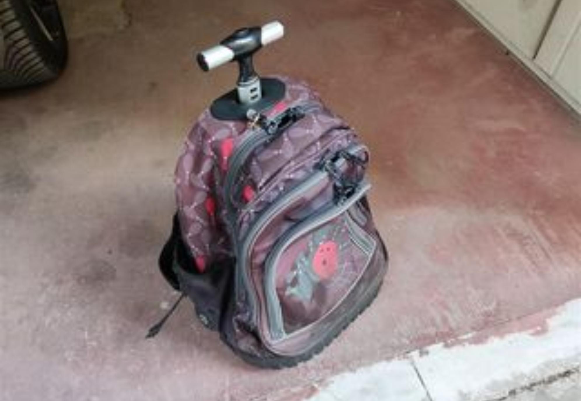 Σχολική τσάντα με ροδάκια ή χωρίς και κασετίνα: Πως να την καθαρίσεις από μελάνια και βρωμιές