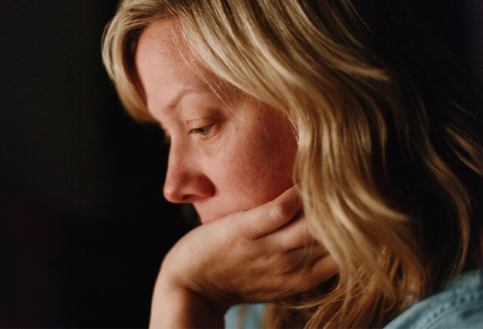 Γονιός τσόφλι ή eggshell parenting: Ποιος είναι αυτός ο τύπος γονέα που αποδιοργανώνει την ψυχή του παιδιού και τι επιπτώσεις έχει στην ζωή του