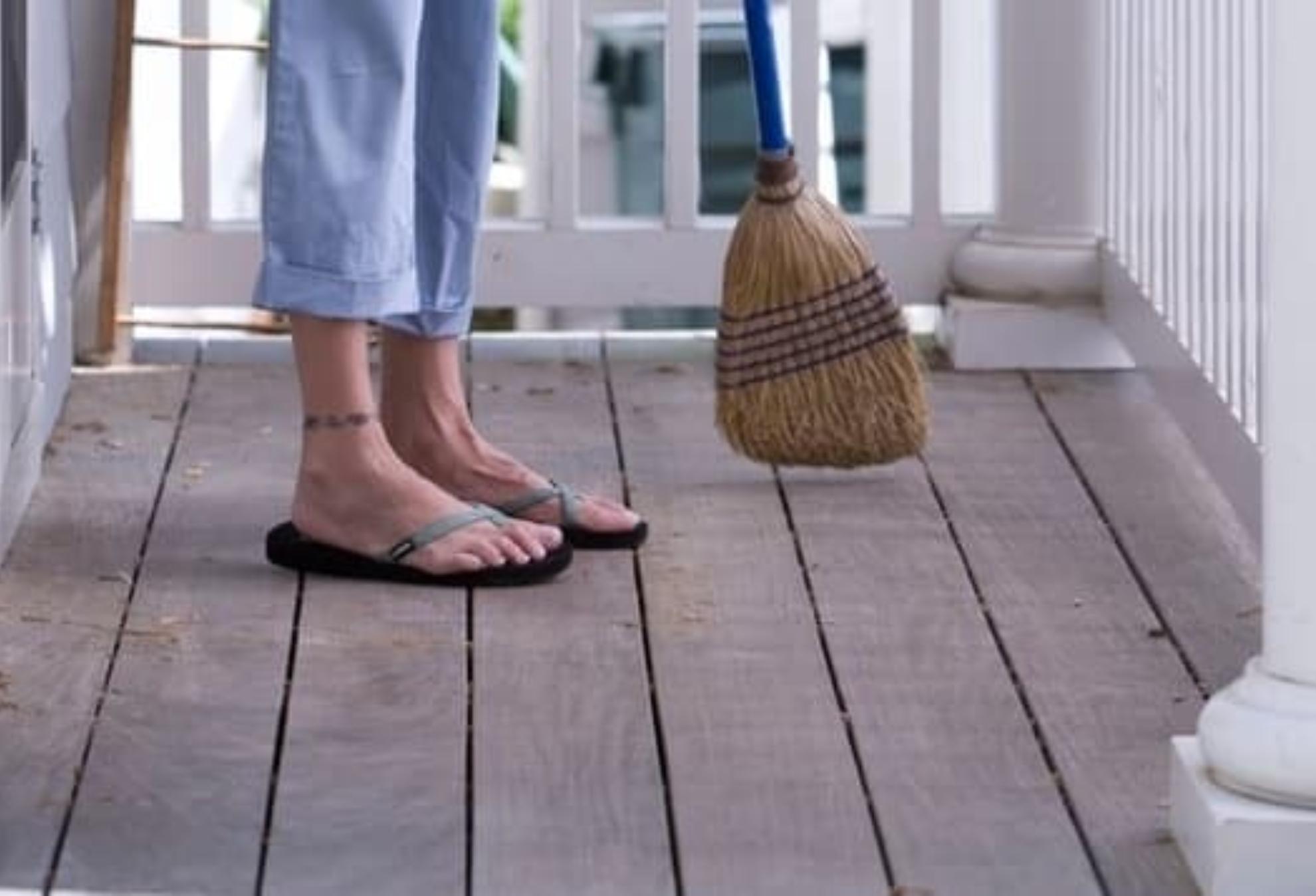 Σκουριά λαδιές και λεκέδες από σάπια φύλλα στο μπαλκόνι: Δείτε πως να απαλλαγείτε από την δύσκολη βρωμιά και να το ξανά κάνετε να αστράφτει