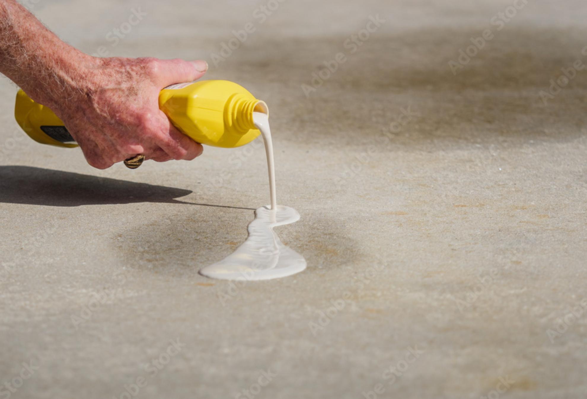 Σκουριά λαδιές και λεκέδες από σάπια φύλλα στο μπαλκόνι: Δείτε πως να απαλλαγείτε από την δύσκολη βρωμιά και να το ξανά κάνετε να αστράφτει