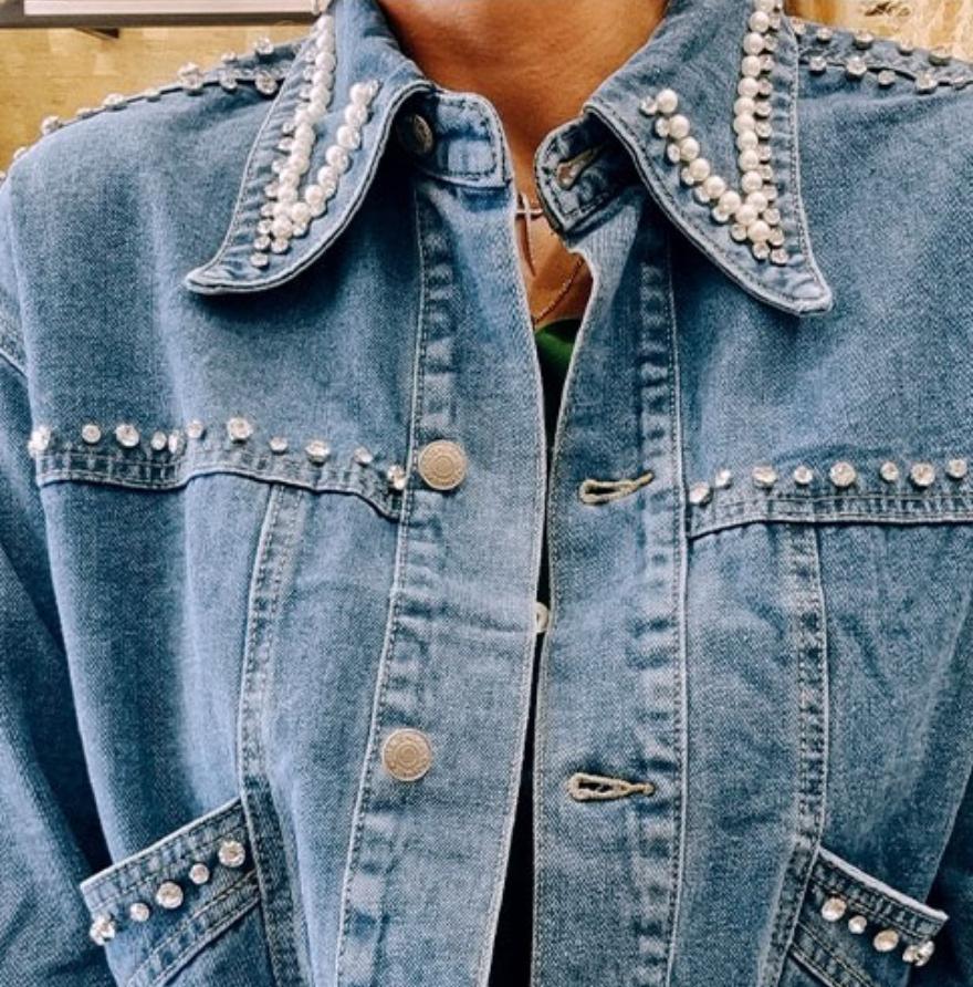 Σοφία Φαράζη : Η Χρύσα από τους Παγιδευμένους φόρεσε το τζιν μπουφάν αυτής της εποχής που σίγουρα θα χρειαστείς και εσύ