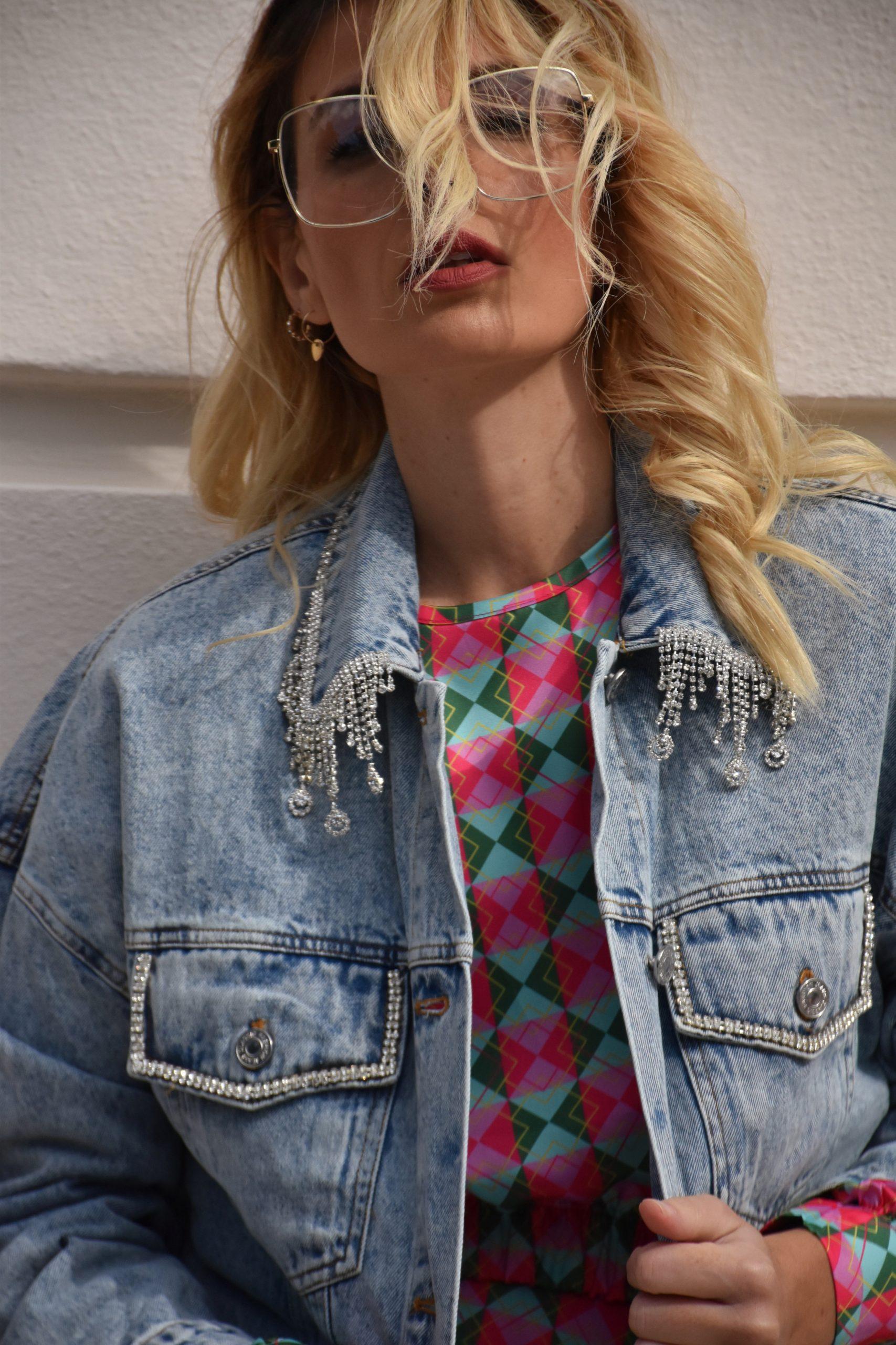 Σοφία Φαράζη : Η Χρύσα από τους Παγιδευμένους φόρεσε το τζιν μπουφάν αυτής της εποχής που σίγουρα θα χρειαστείς και εσύ