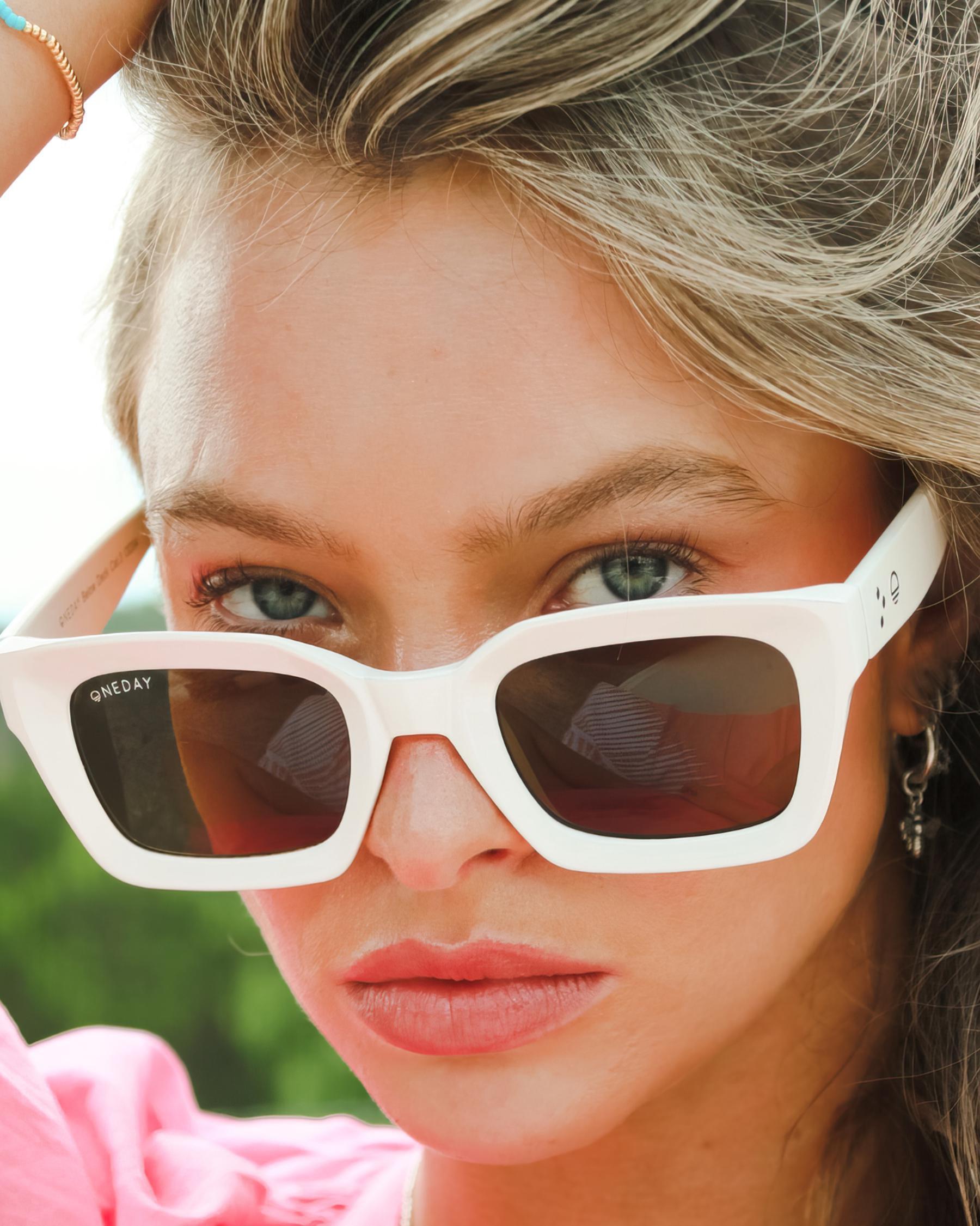 Τα top λευκά γυαλιά ηλίου τα φοράει η Βικτωρία από το κάνε ότι κοιμάσαι και θα τα ερωτευθείς