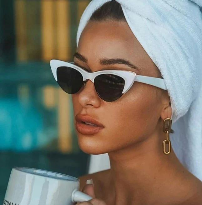 Τα top λευκά γυαλιά ηλίου τα φοράει η Βικτωρία από το κάνε ότι κοιμάσαι και θα τα ερωτευθείς