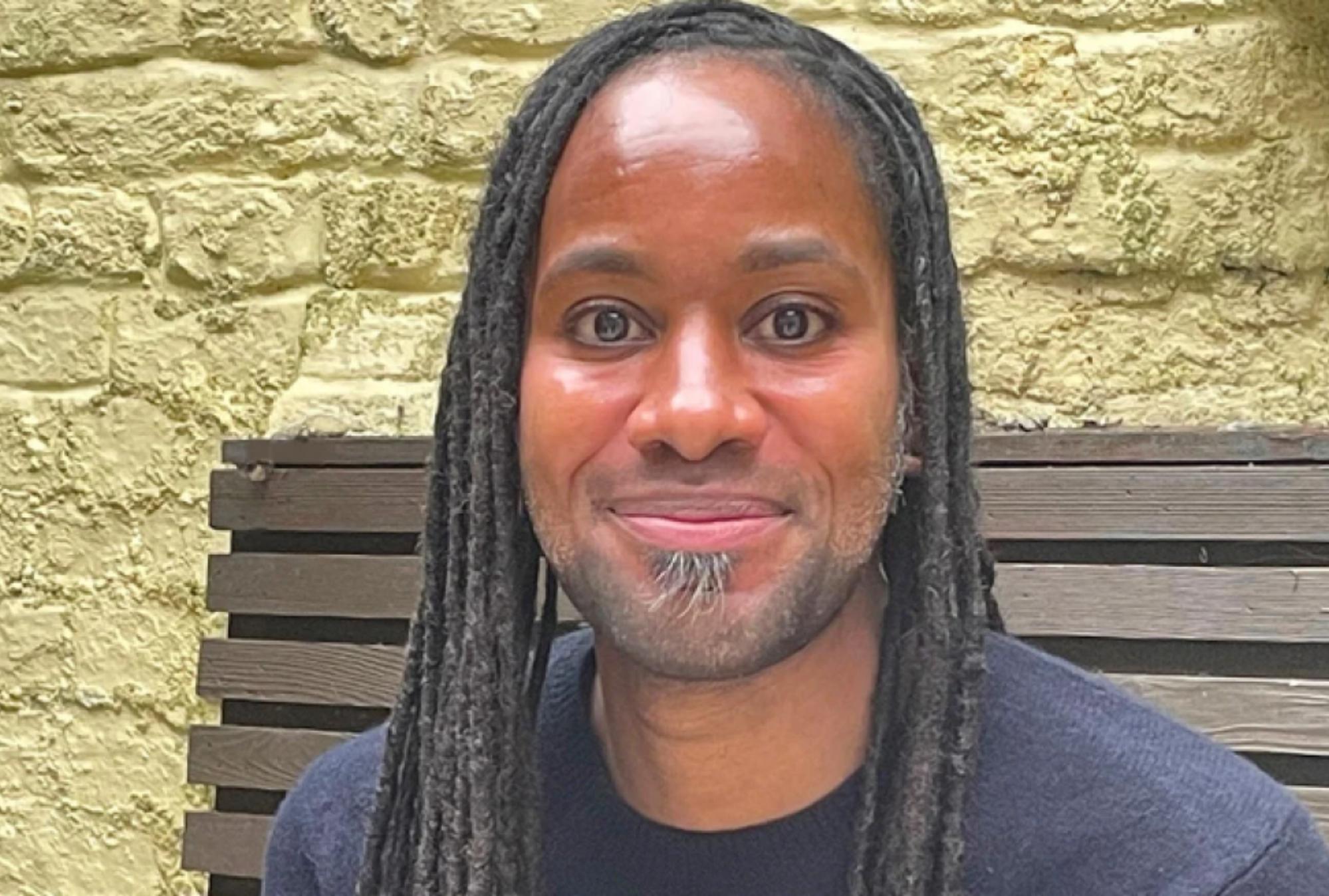 Η απίστευτη ενός αυτιστικού παιδιού που ξεκίνησε να μιλά στα 11 και σήμερα είναι καθηγητής στο Κέιμπριτζ