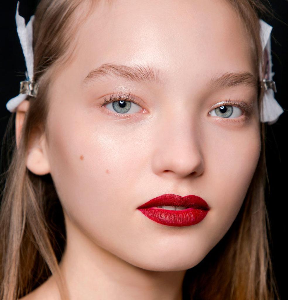 Η Γεωργία Μεσαρίτη από το Κάνε ότι κοιμάσαι φοράει το κραγιόν τάση του Χειμώνα 2023 – 2024