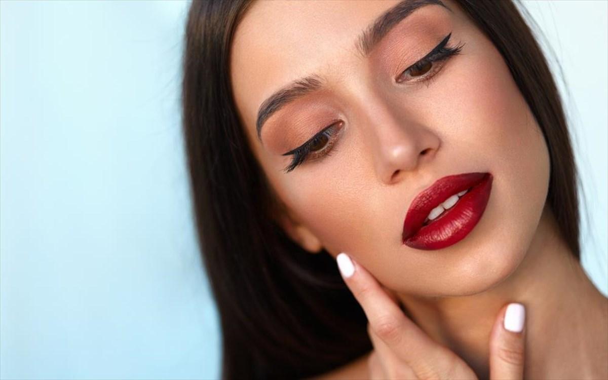 Η Γεωργία Μεσαρίτη από το Κάνε ότι κοιμάσαι φοράει το κραγιόν τάση του Χειμώνα 2023 – 2024