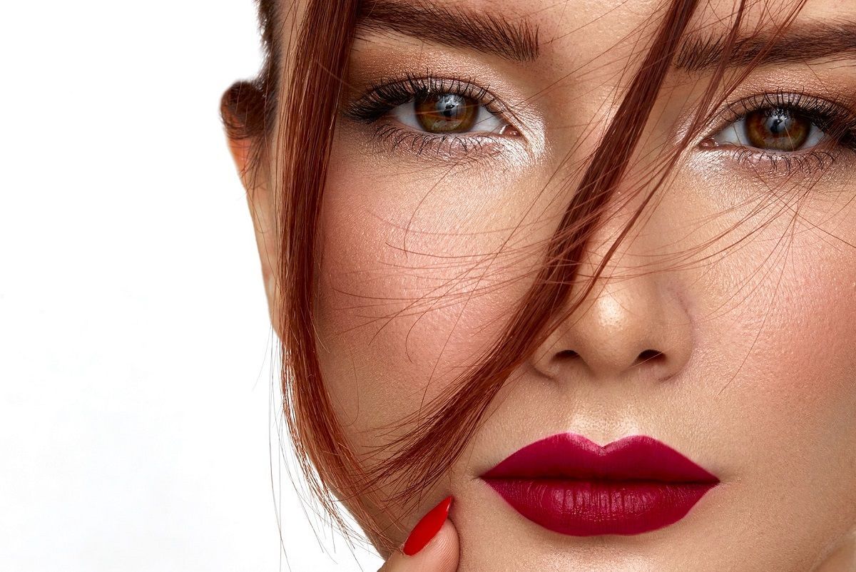 Η Γεωργία Μεσαρίτη από το Κάνε ότι κοιμάσαι φοράει το κραγιόν τάση του Χειμώνα 2023 – 2024