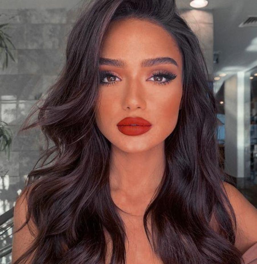 Η Γεωργία Μεσαρίτη από το Κάνε ότι κοιμάσαι φοράει το κραγιόν τάση του Χειμώνα 2023 – 2024