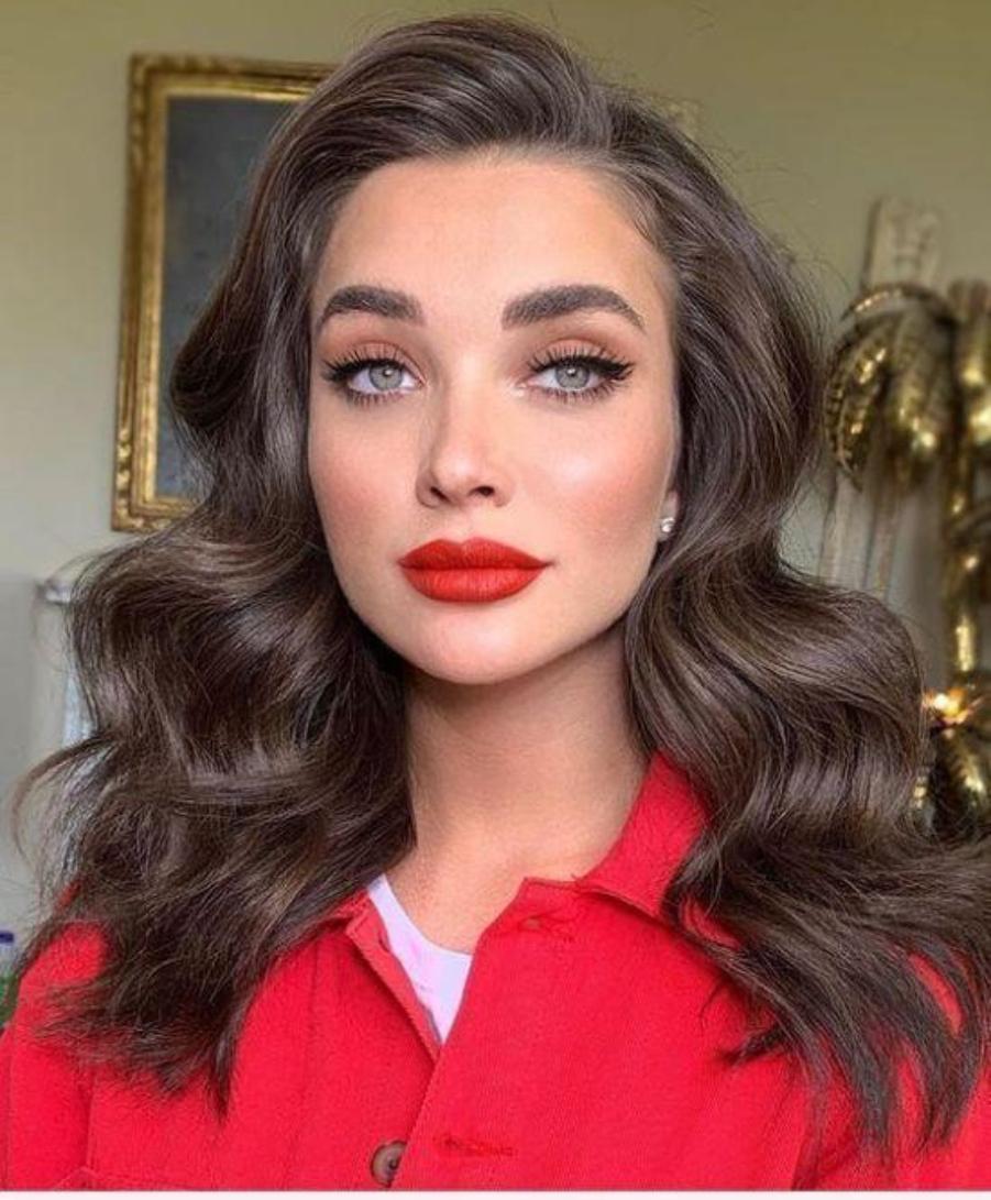 Η Γεωργία Μεσαρίτη από το Κάνε ότι κοιμάσαι φοράει το κραγιόν τάση του Χειμώνα 2023 – 2024