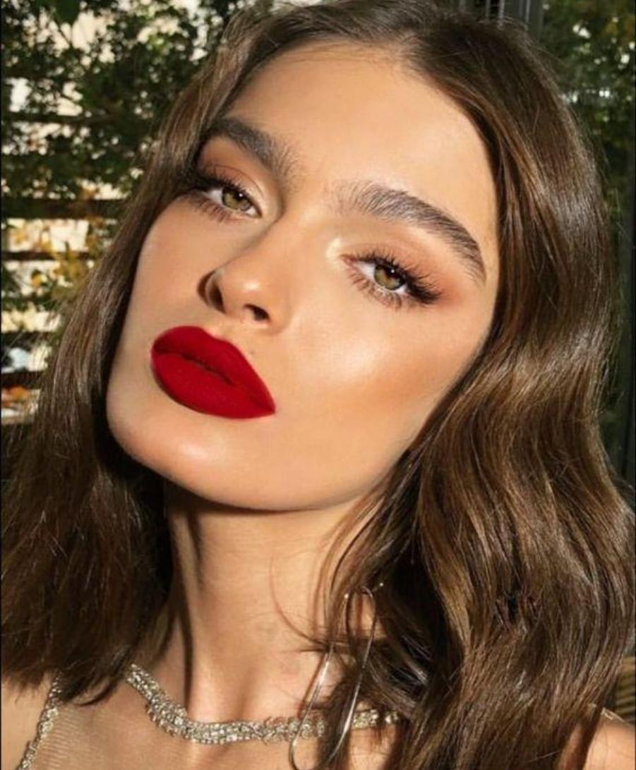 Η Γεωργία Μεσαρίτη από το Κάνε ότι κοιμάσαι φοράει το κραγιόν τάση του Χειμώνα 2023 – 2024