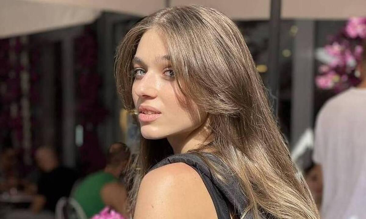 Η Γεωργία Μεσαρίτη από το Κάνε ότι κοιμάσαι φοράει το κραγιόν τάση του Χειμώνα 2023 – 2024