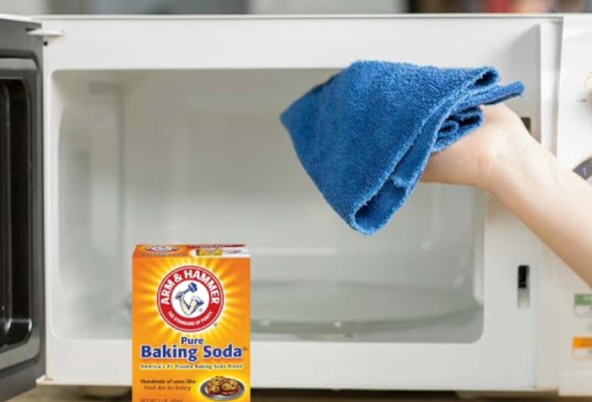 Λίπη σάλτσες και ξεραμένα υπολείμματα φαγητού στον φούρνο μικροκυμάτων: 6 φυσικοί τρόποι να τον κάνεις σαν καινούριο