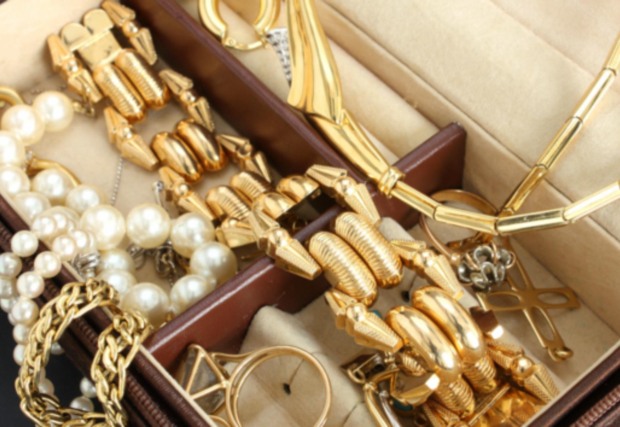 Θαμπά και Μαυρισμένα Παλιά Κοσμήματα: Κάντε τα να λάμψουν σαν καινούρια χωρίς να σας κοστίσει σχεδόν τίποτα 