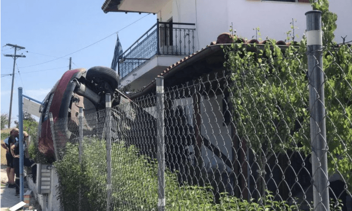 Θεσσαλονίκη: Αυτοκίνητο προσγειώθηκε στην αυλή ενός σπιτιού