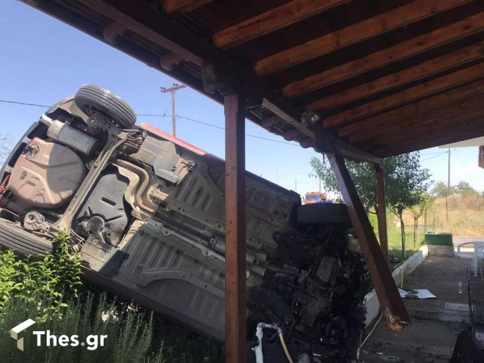 Θεσσαλονίκη: Αυτοκίνητο προσγειώθηκε στην αυλή ενός σπιτιού