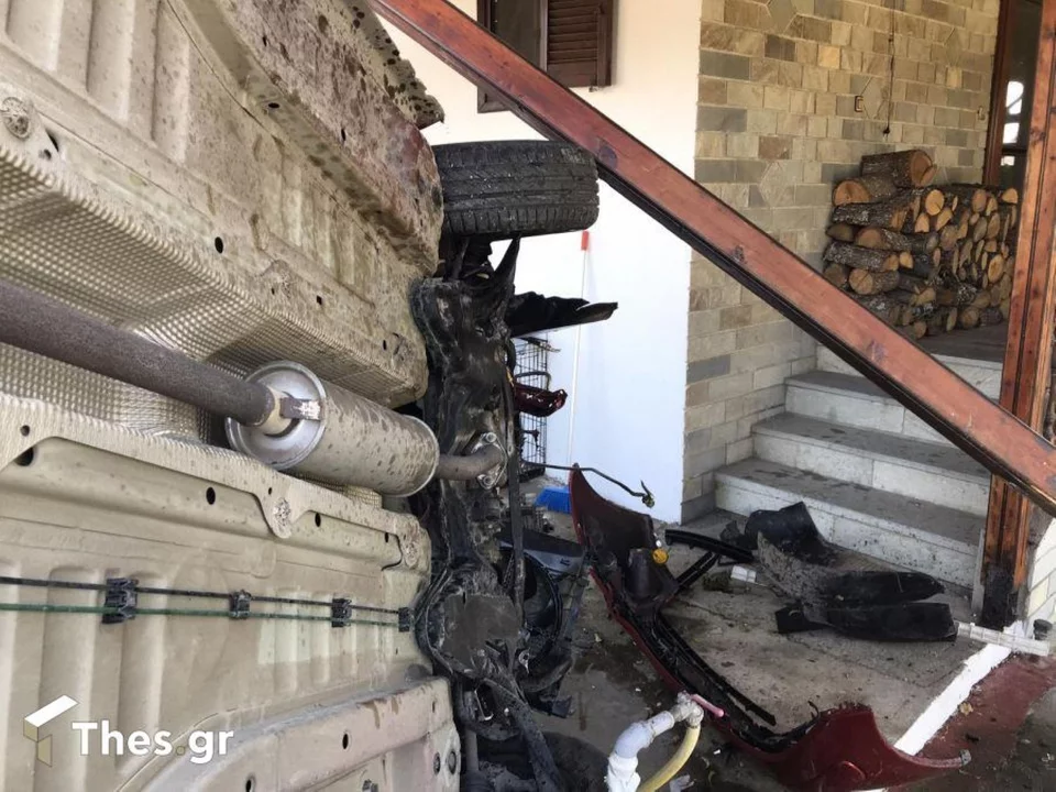 Θεσσαλονίκη: Αυτοκίνητο προσγειώθηκε στην αυλή ενός σπιτιού