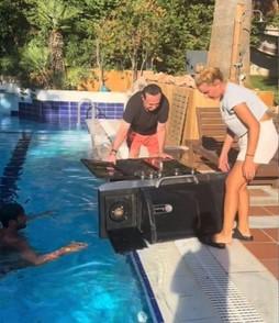 Κόνι Μεταξά: Της έφυγε το μπάρμπεκιου στην πισίνα του σπιτιού της