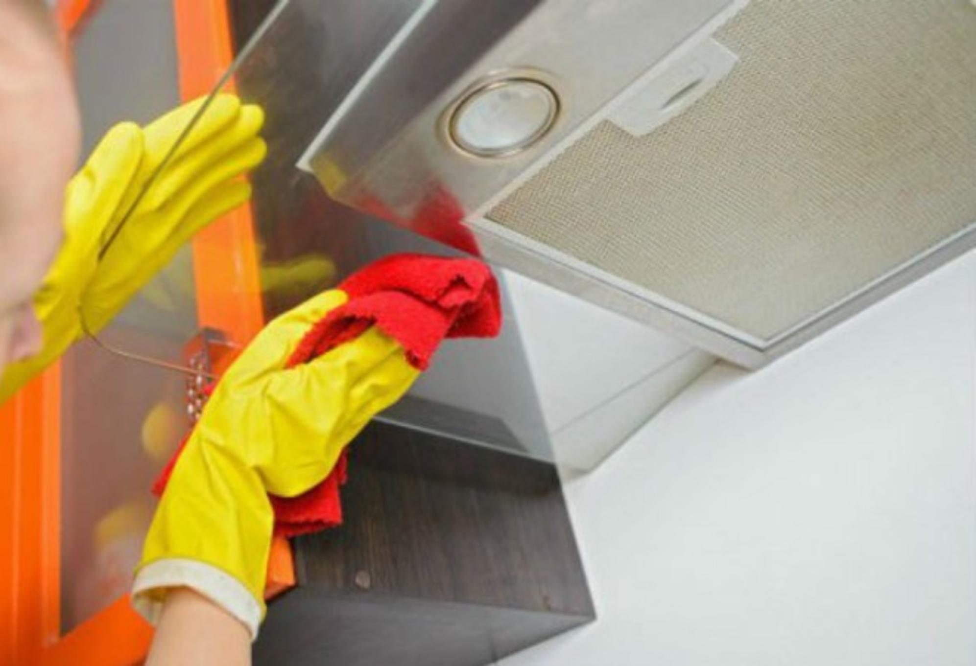 Λάδια λίπη και επίμονη βρωμιά στον απορροφητήρα: Πώς να τον κάνετε σαν καινούριο βήμα-βήμα