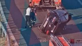 Θεσσαλονίκη: Οδηγός σώθηκε από σοβαρό τροχαίο και επιτέθηκε σε πυροσβέστες