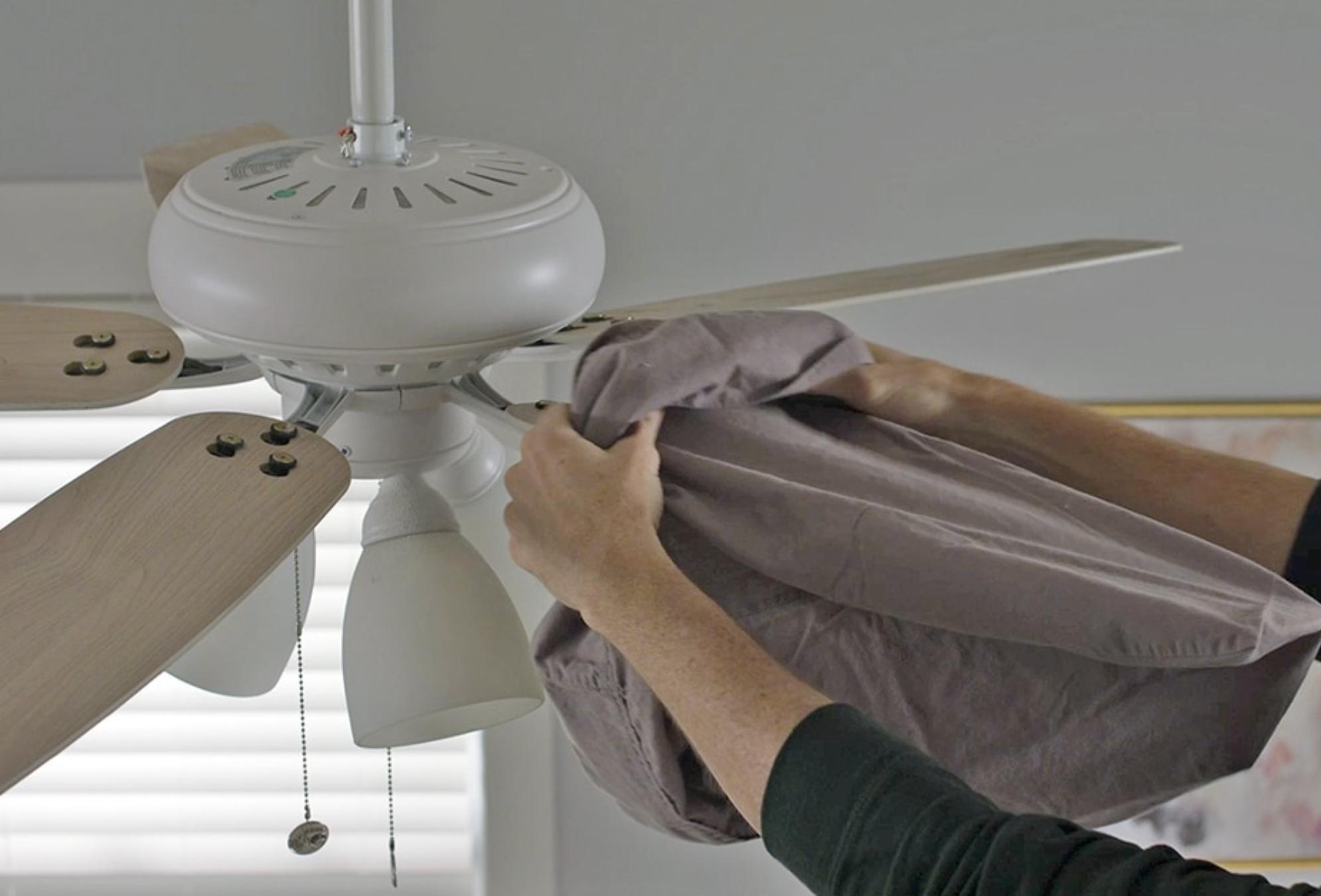 Βρωμιά λίπη και κολλημένη σκόνη στον ανεμιστήρα οροφής: Δείτε πως να τον καθαρίσετε εύκολα και γρήγορα