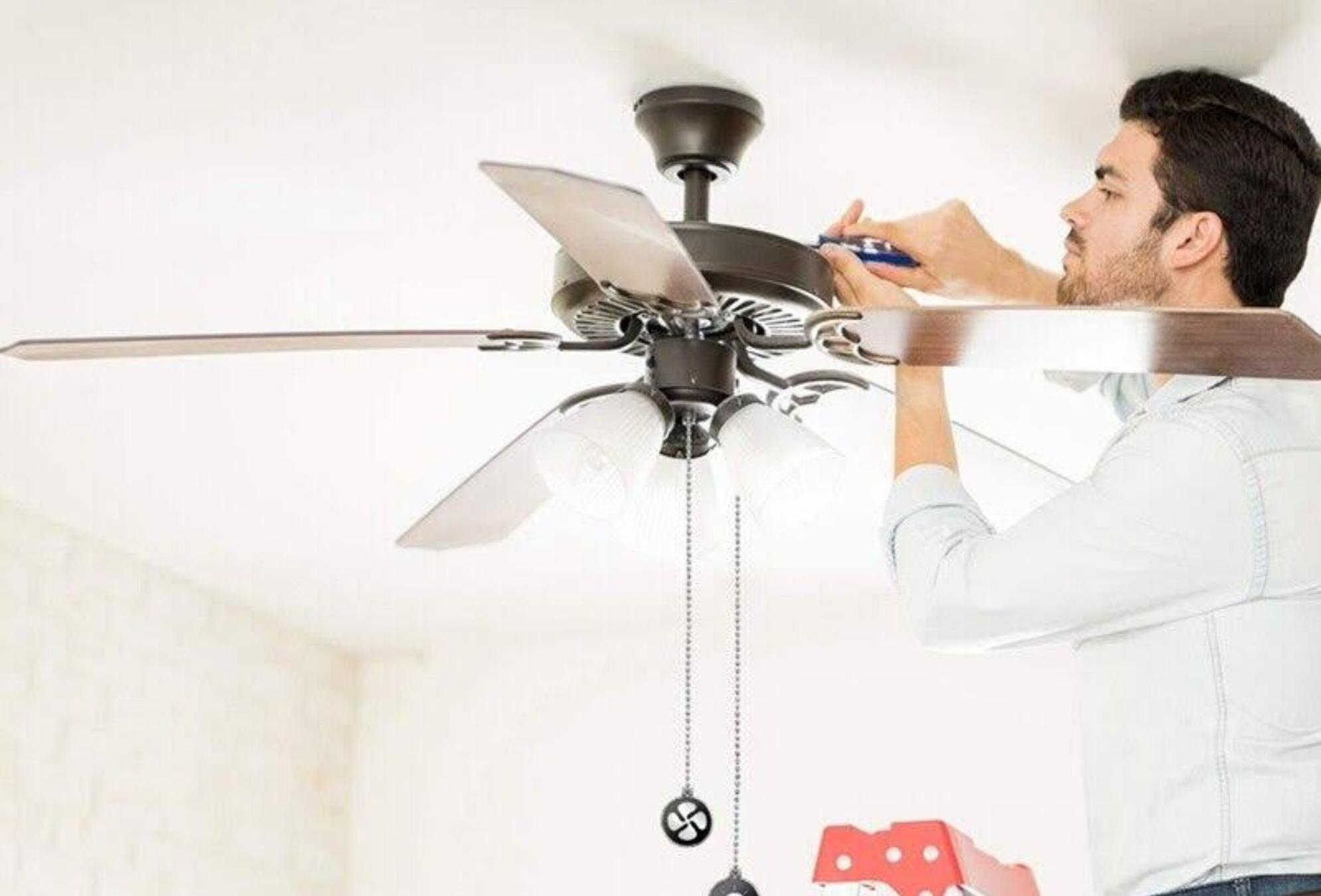 Βρωμιά λίπη και κολλημένη σκόνη στον ανεμιστήρα οροφής: Δείτε πως να τον καθαρίσετε εύκολα και γρήγορα