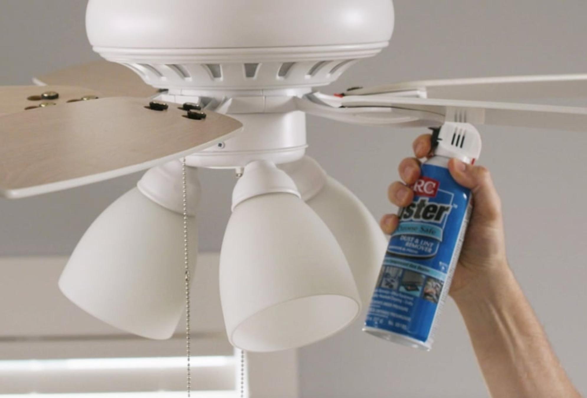 Βρωμιά λίπη και κολλημένη σκόνη στον ανεμιστήρα οροφής: Δείτε πως να τον καθαρίσετε εύκολα και γρήγορα