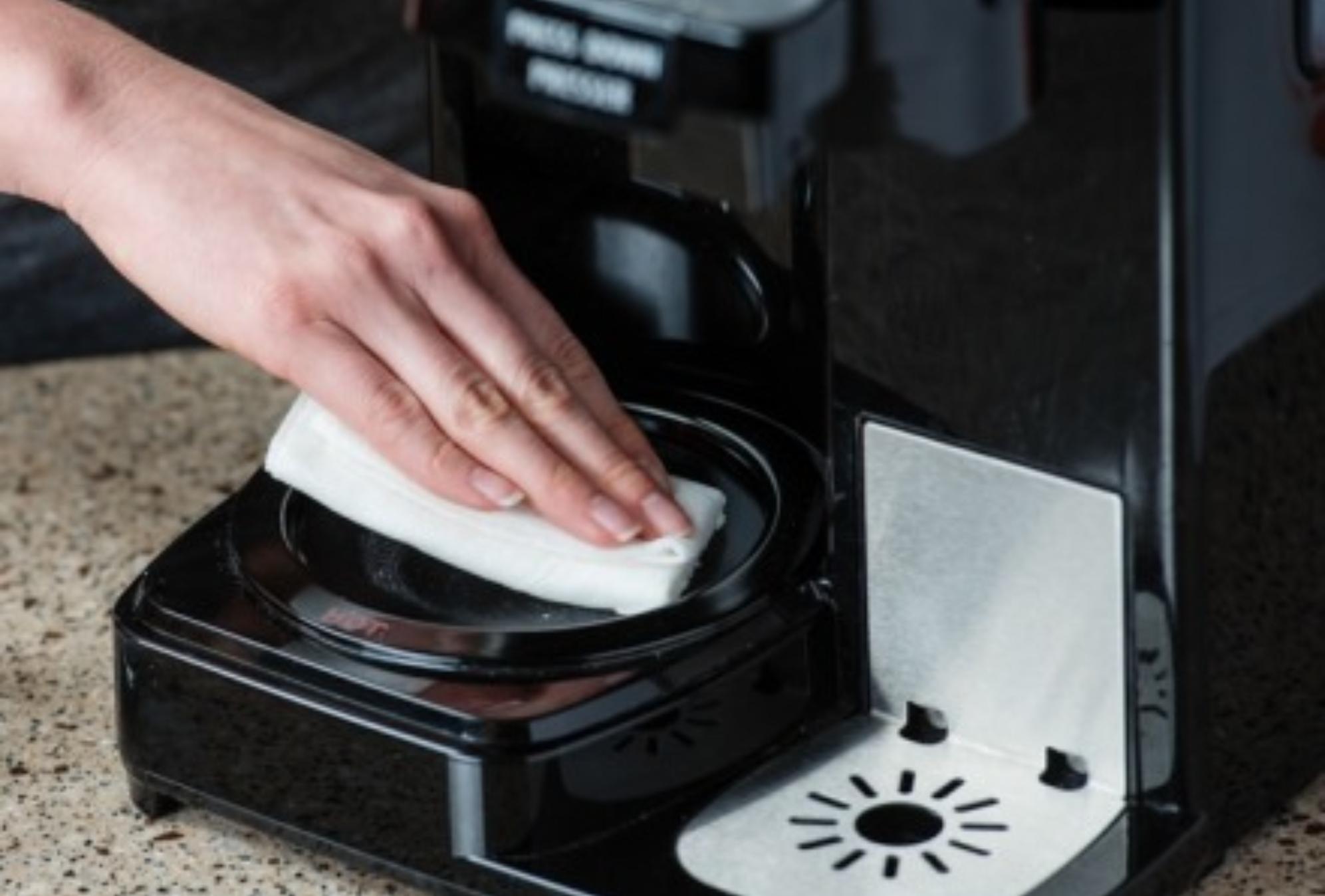 Άλατα άσχημες μυρωδιές και υπολείμματα καφέ: Κάντε την καφετιέρα σας  σαν καινούρια με 1 μόνο υλικό