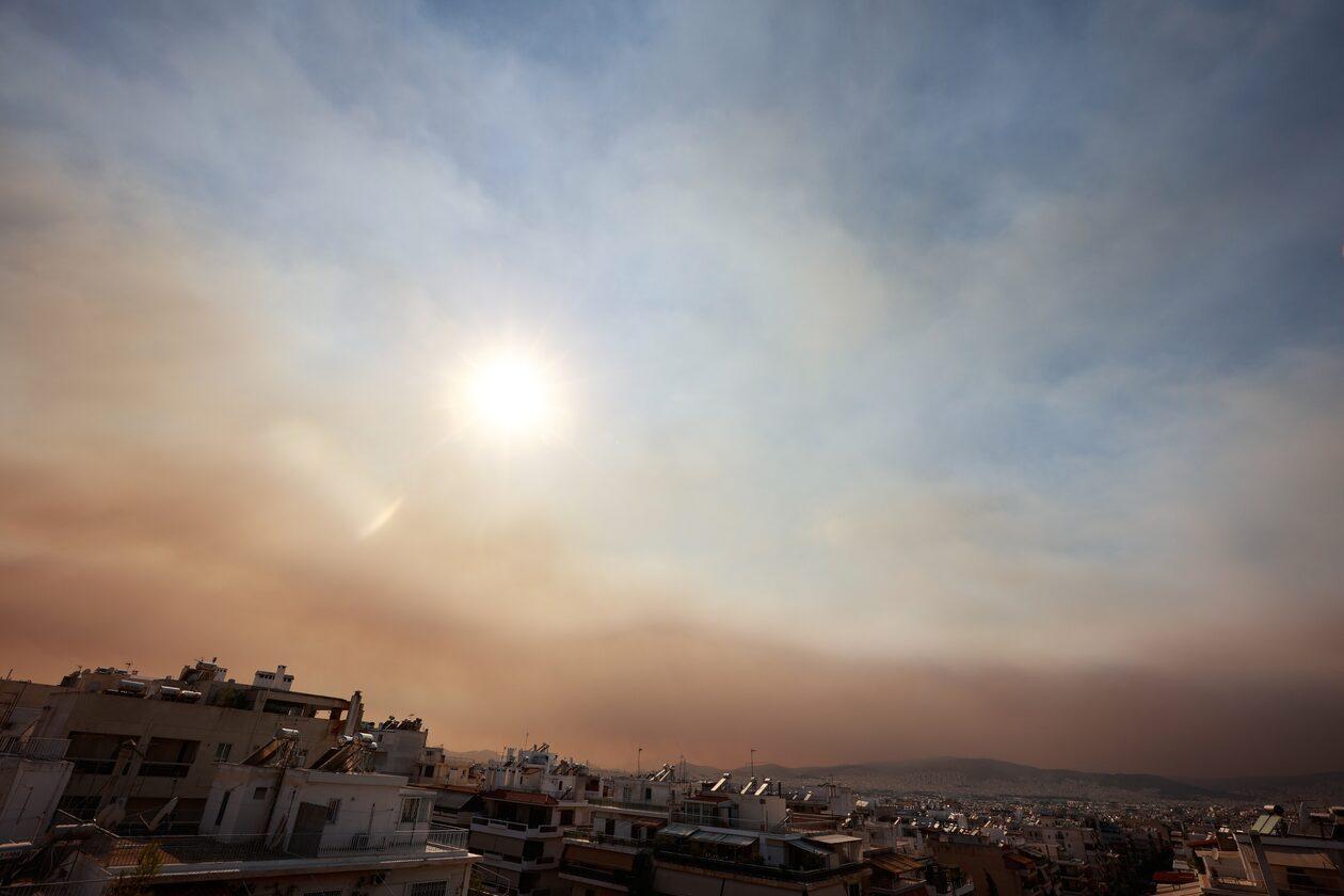 Πυρκαγιές :  Πυκνοί καπνοί κάλυψαν την Ακρόπολη – Μυρωδιά καμένου σε όλη την Αθήνα – Πως να προστατευθείτε