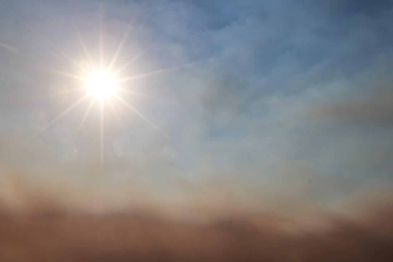 Πυρκαγιές :  Πυκνοί καπνοί κάλυψαν την Ακρόπολη – Μυρωδιά καμένου σε όλη την Αθήνα – Πως να προστατευθείτε