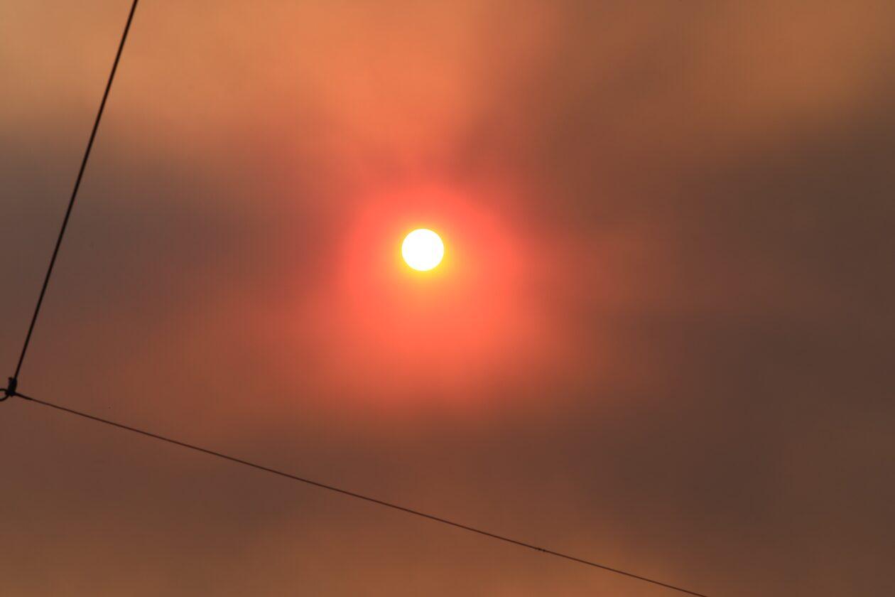 Πυρκαγιές :  Πυκνοί καπνοί κάλυψαν την Ακρόπολη – Μυρωδιά καμένου σε όλη την Αθήνα – Πως να προστατευθείτε