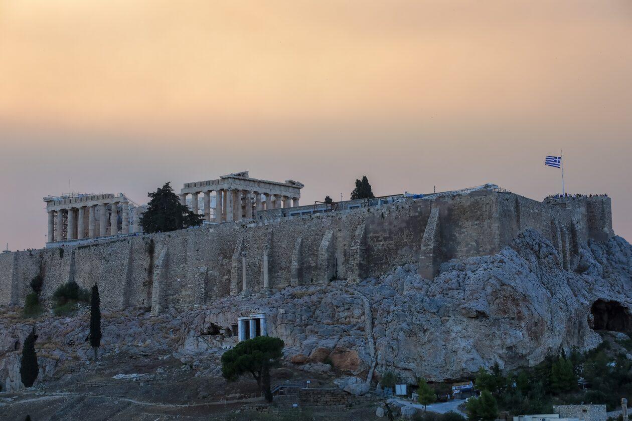 Πυρκαγιές :  Πυκνοί καπνοί κάλυψαν την Ακρόπολη – Μυρωδιά καμένου σε όλη την Αθήνα – Πως να προστατευθείτε