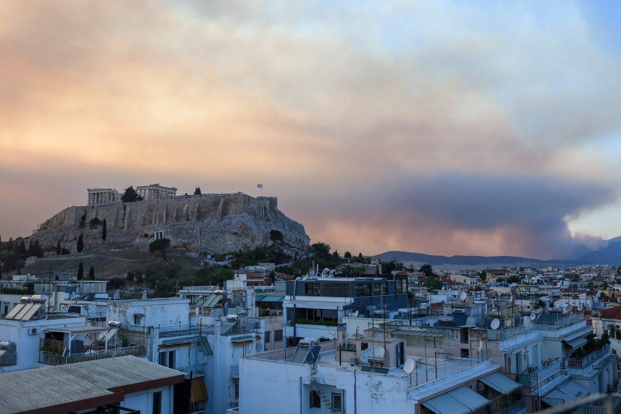 Πυρκαγιές :  Πυκνοί καπνοί κάλυψαν την Ακρόπολη – Μυρωδιά καμένου σε όλη την Αθήνα – Πως να προστατευθείτε
